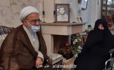 رییس دیوان عدالت اداری با خانواده شهید رضائیان دیدار نمود